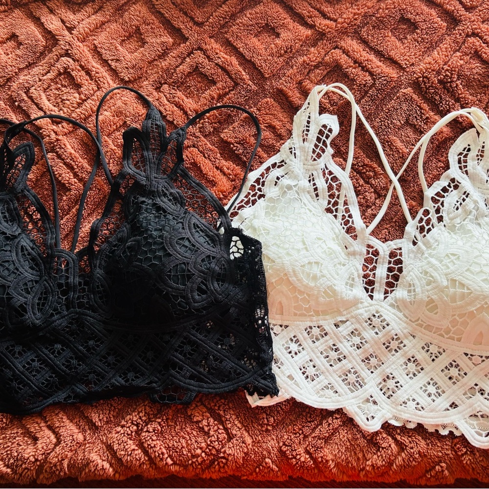 Black and White Lace Bralette Set with Scalloped Design
Brand New never worn